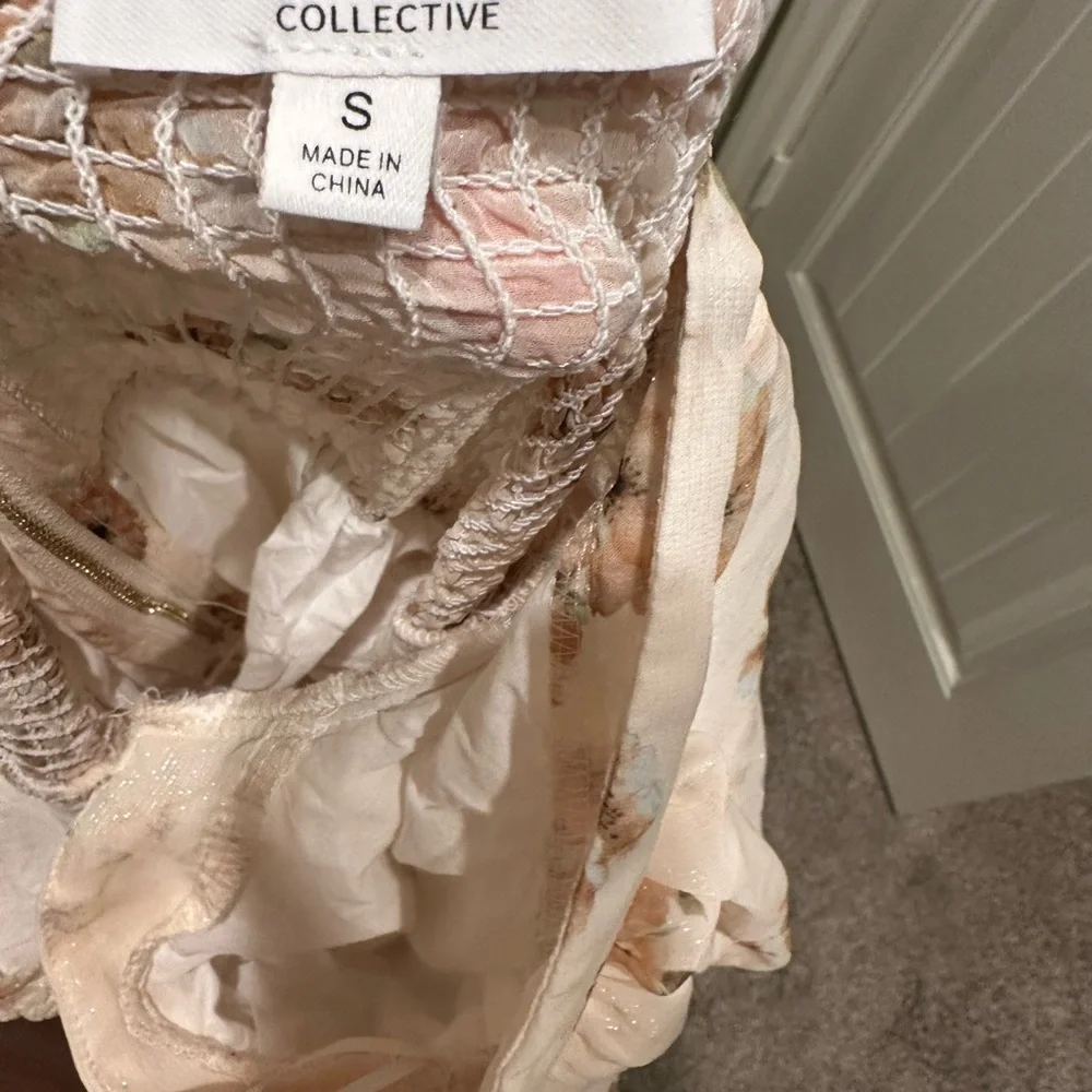 Chic Floral Maxi Dress in Cream - Picture 7 of 8